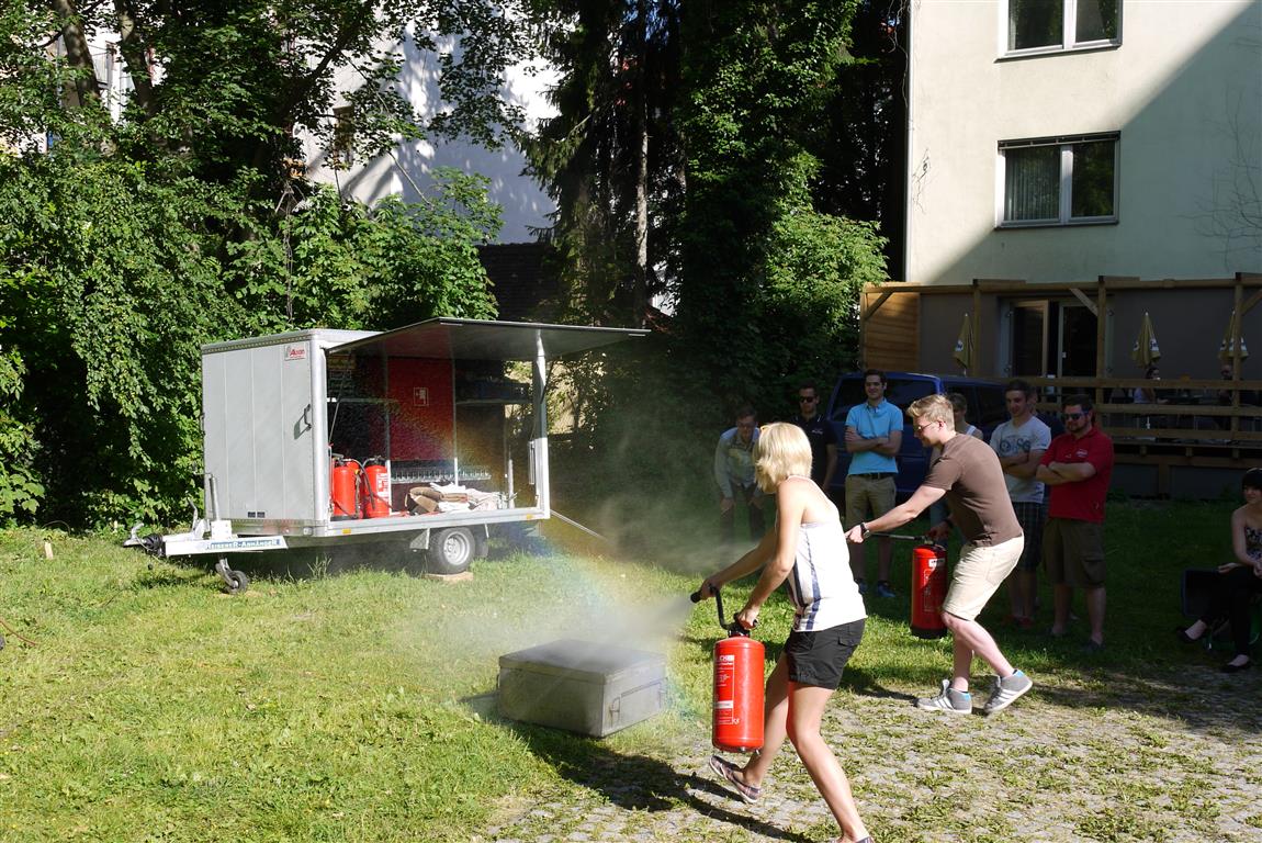 Praktische Übung mit Feuerlöschern Praktische Übung mit Feuerlöschern